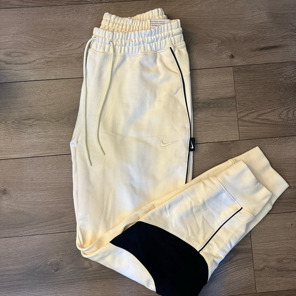 Nike Cream Joggers with Black Details - Picture 4 of 7